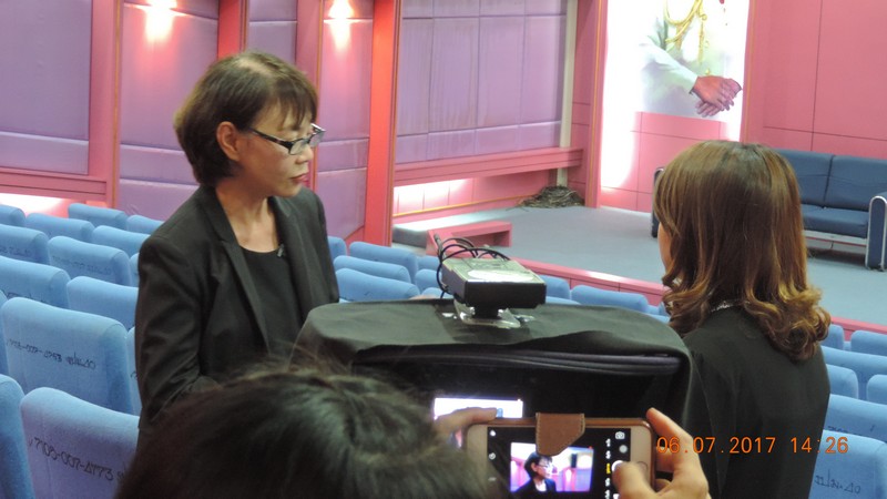 สถานีวิทยุโทรทัศน์ไทยทีวีสีช่อง 3 เข้าสัมภาษณ์คณบดีคณะวิศวกรรมศาสตร์  เรื่อง เครื่องซ้อมรับปริญญาบัตร กึ่งอัตโนมัติ